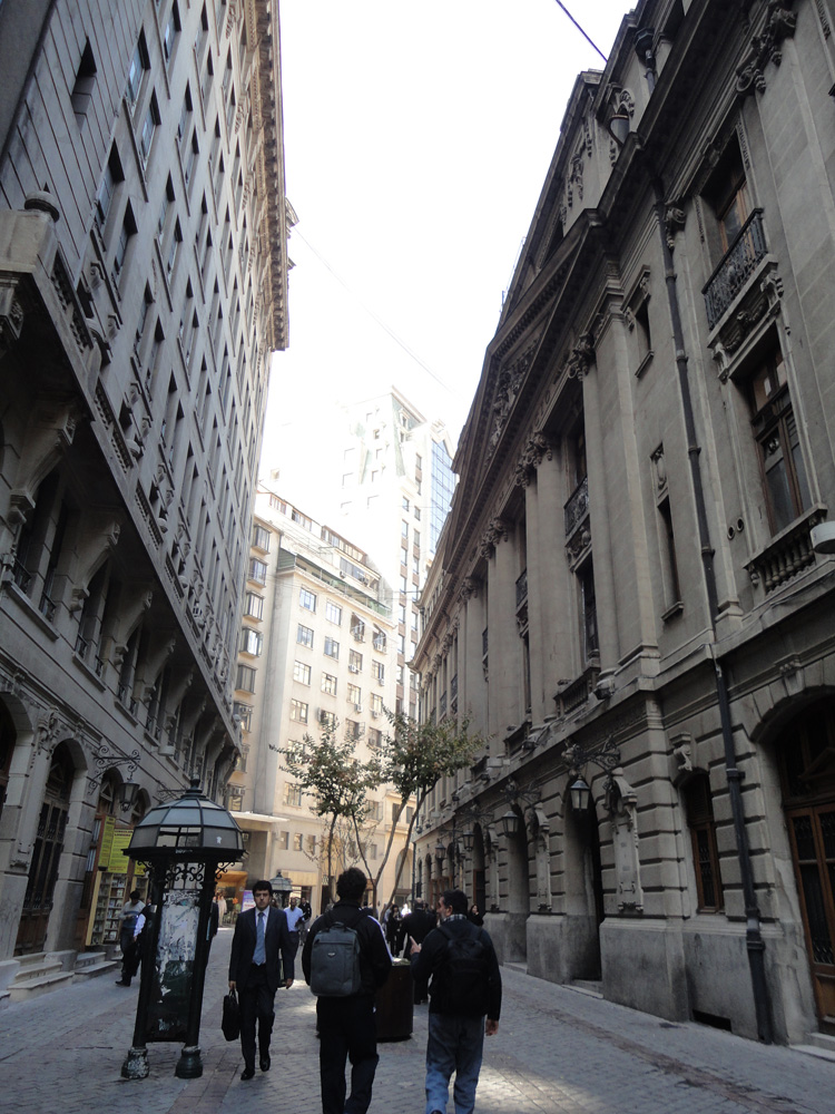 De alguna forma extraña, cada calle de Santiago me llevó a algún otro lugar. Por un momento acá me sentí perdida por las calles de Barcelona, no te parece?