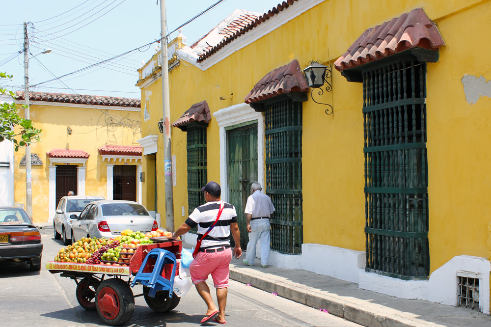 Comerciante de frutas en una plaza en Cartagena